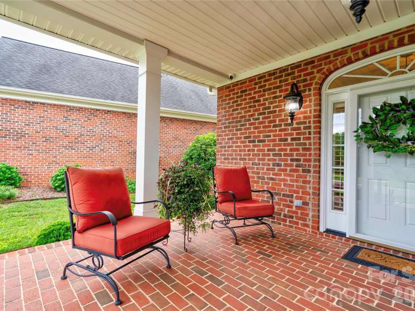 121 Blakemore Drive, Shelby, NC 28152.  MLS# CAR4389105, YatesRealty ID 27704. Covered Front Porch