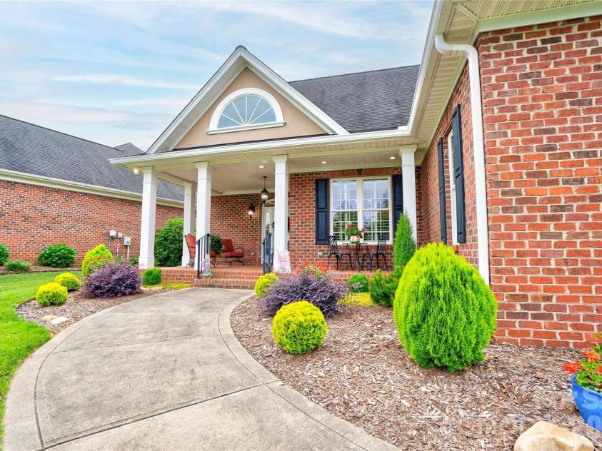 121 Blakemore Drive, Shelby, NC 28152.  MLS# CAR4389105, YatesRealty ID 27704. Covered Front Porch