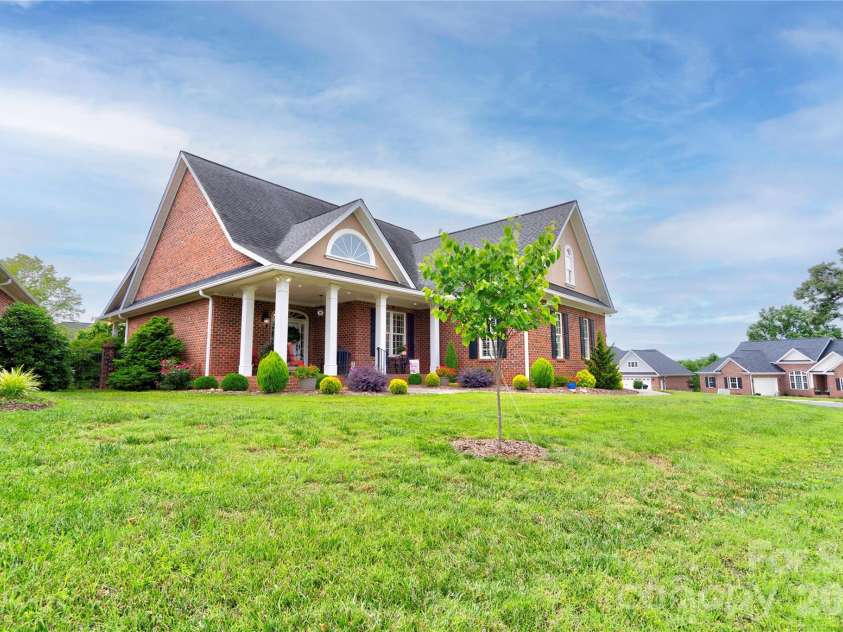 121 Blakemore Drive, Shelby, NC 28152.  MLS# CAR4389105, YatesRealty ID 27704. Front Left