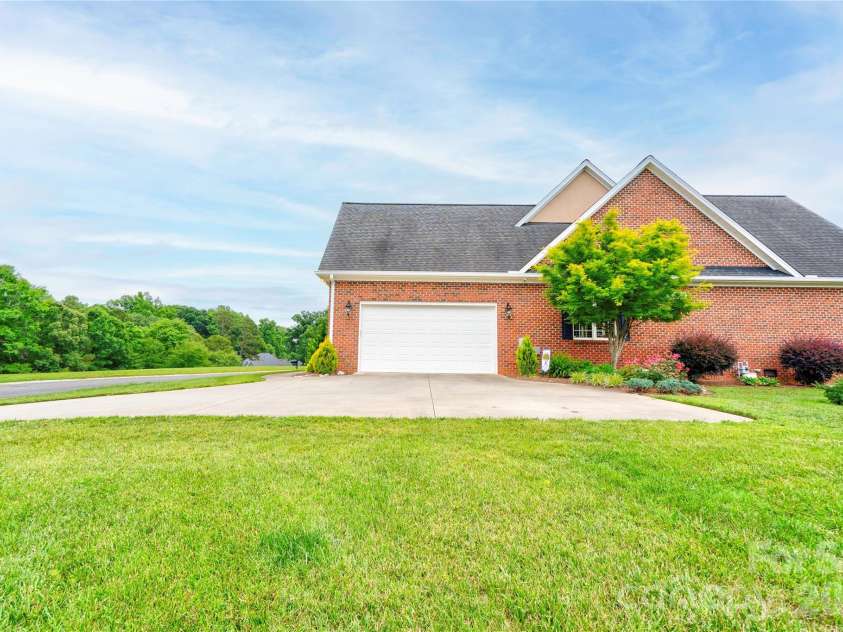 121 Blakemore Drive, Shelby, NC 28152.  MLS# CAR4389105, YatesRealty ID 27704. Garage