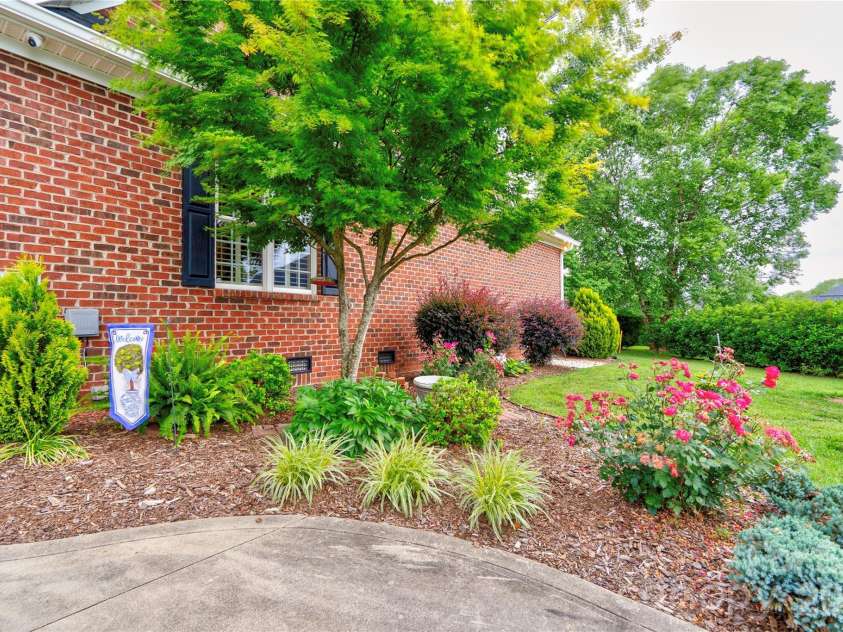 121 Blakemore Drive, Shelby, NC 28152.  MLS# CAR4389105, YatesRealty ID 27704. Landscaping