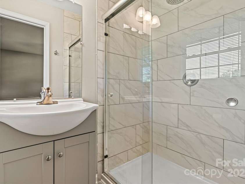 1516 Buffalo Shoals Road, Lincolnton, NC 28092.  MLS# CAR4281719, YatesRealty ID 27705. Upper Level Primary Bath