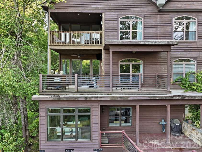 30 Lower Tanglewood Road, Lake Toxaway, NC 28747.  MLS# CAR4388779, YatesRealty ID 27705. 3BR/2BA Unit
