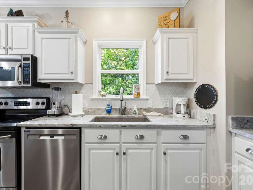 30 Lower Tanglewood Road, Lake Toxaway, NC 28747.  MLS# CAR4388779, YatesRealty ID 27705. Custom Kitchen