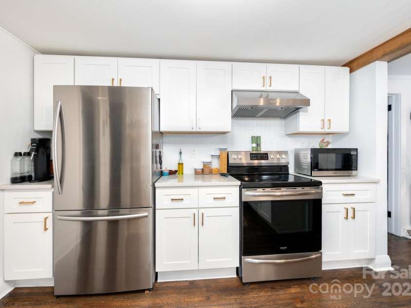 18 Jarrett Street, Asheville, NC 28806.  MLS# CAR4279955, YatesRealty ID 27706. Stainless Appliances