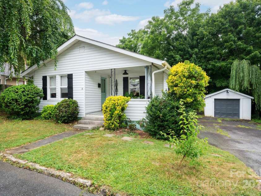 18 Jarrett Street, Asheville, NC 28806.  MLS# CAR4279955, YatesRealty ID 27706. Welcome to 18 Jarrett Street