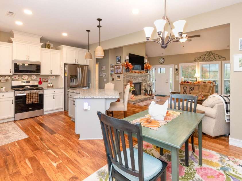 605 Red Bank Road, Waynesville, NC 28786.  MLS# CAR4313671, YatesRealty ID 27707. Enter into the Great Room