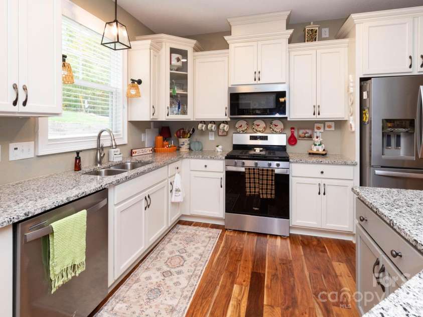 605 Red Bank Road, Waynesville, NC 28786.  MLS# CAR4313671, YatesRealty ID 27707. Lovely kitchen with stainless steel appliances, quartz counters, Shaker cabinets and deep stainless steel sink
