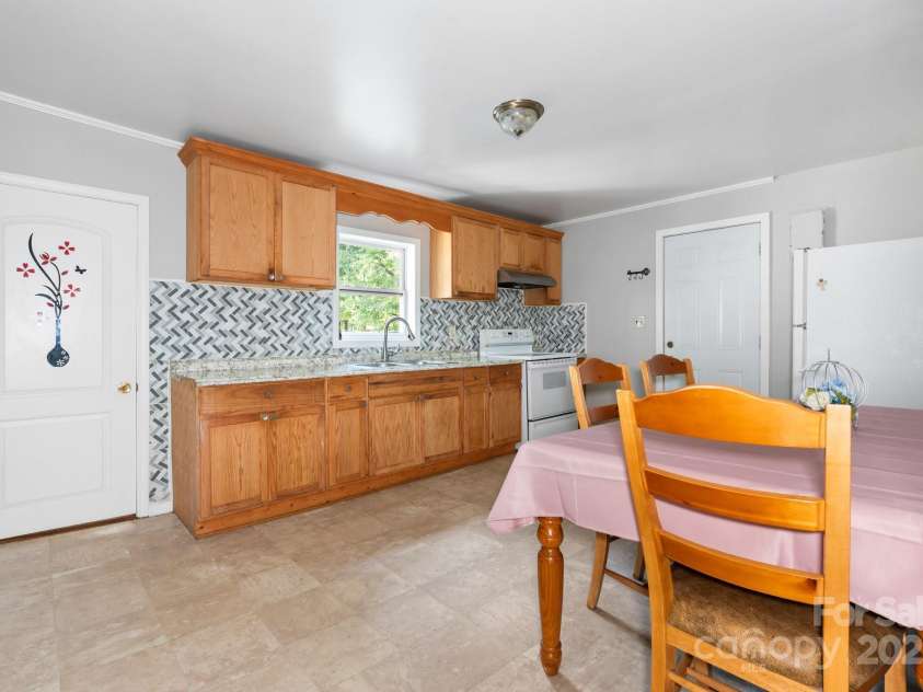 1302 1st Avenue, Hickory, NC 28601.  MLS# CAR4278571, YatesRealty ID 27708. 