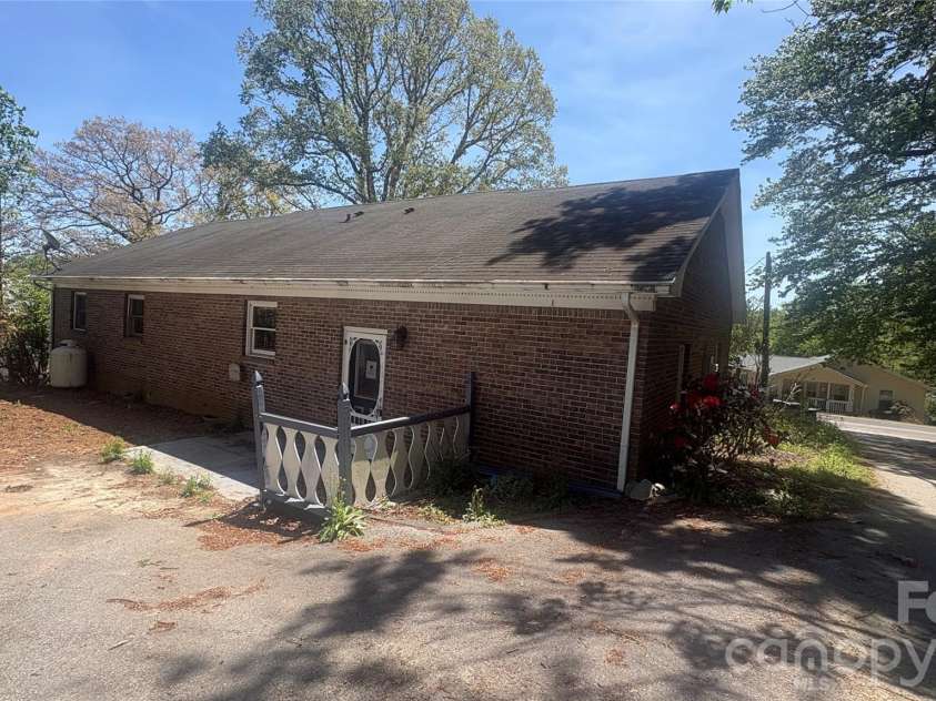 132 Haynes Street, Hendersonville, NC 28791.  MLS# CAR4389593, YatesRealty ID 27708. 