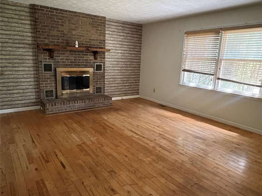 132 Haynes Street, Hendersonville, NC 28791.  MLS# CAR4389593, YatesRealty ID 27708. 