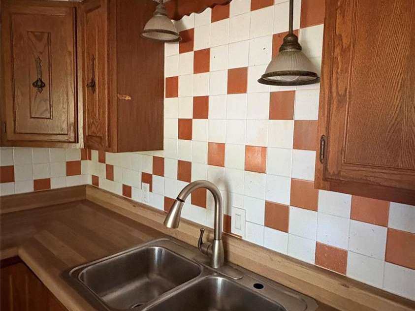 132 Haynes Street, Hendersonville, NC 28791.  MLS# CAR4389593, YatesRealty ID 27708. 