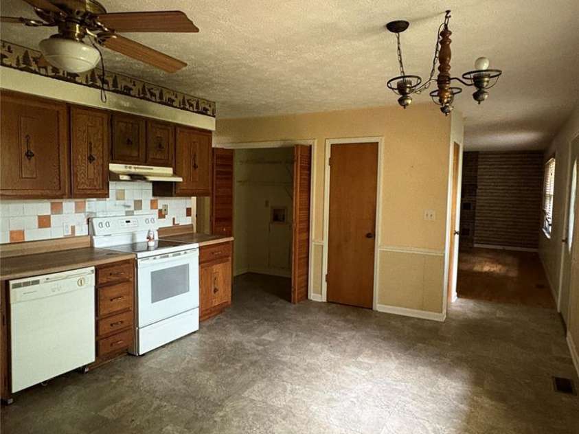 132 Haynes Street, Hendersonville, NC 28791.  MLS# CAR4389593, YatesRealty ID 27708. 