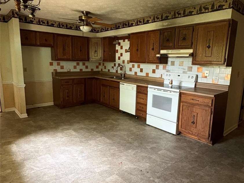 132 Haynes Street, Hendersonville, NC 28791.  MLS# CAR4389593, YatesRealty ID 27708. 