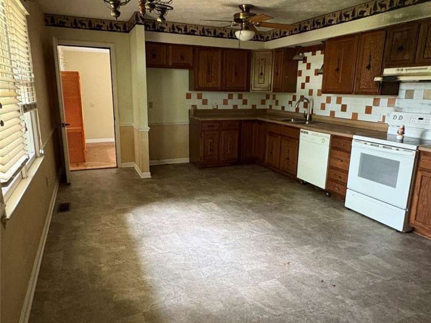 132 Haynes Street, Hendersonville, NC 28791.  MLS# CAR4389593, YatesRealty ID 27708. 