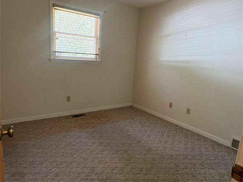 132 Haynes Street, Hendersonville, NC 28791.  MLS# CAR4389593, YatesRealty ID 27708. 