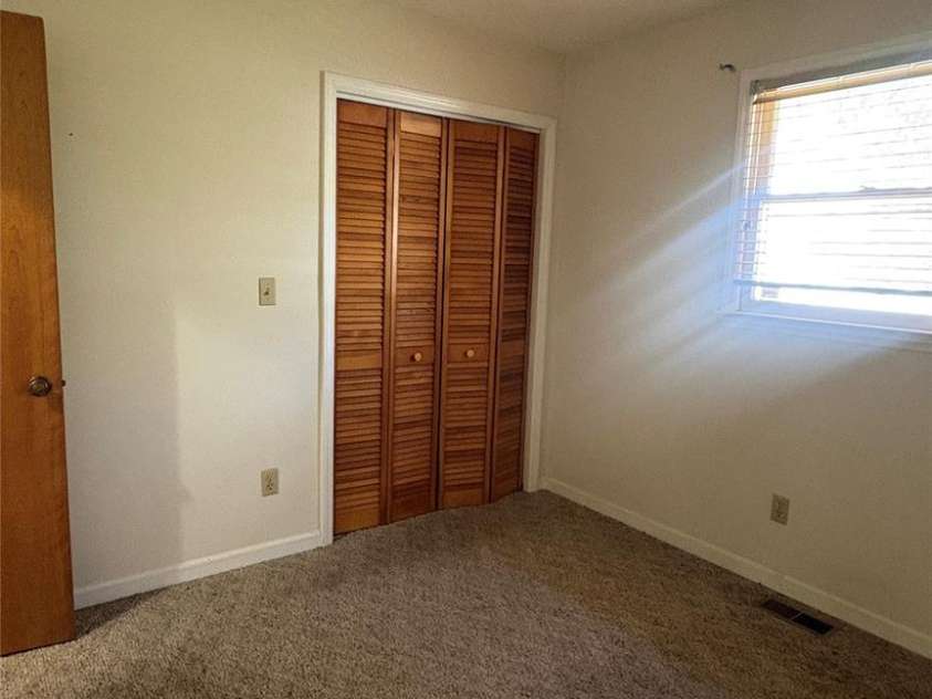 132 Haynes Street, Hendersonville, NC 28791.  MLS# CAR4389593, YatesRealty ID 27708. 