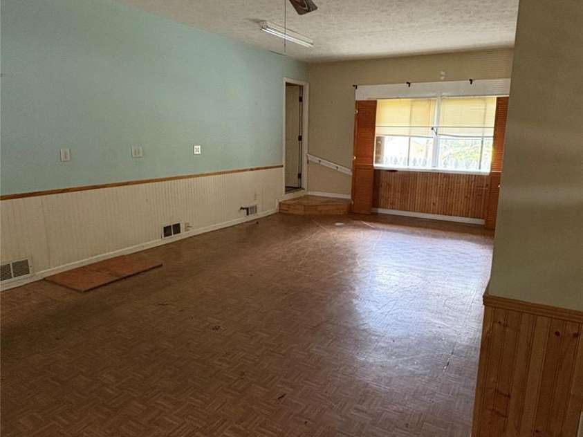 132 Haynes Street, Hendersonville, NC 28791.  MLS# CAR4389593, YatesRealty ID 27708. 
