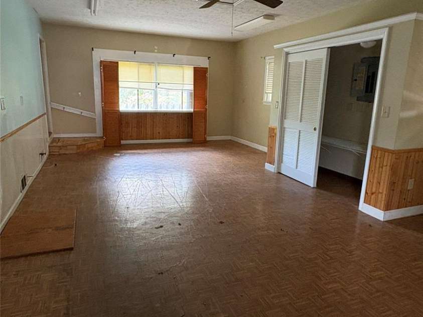 132 Haynes Street, Hendersonville, NC 28791.  MLS# CAR4389593, YatesRealty ID 27708. 