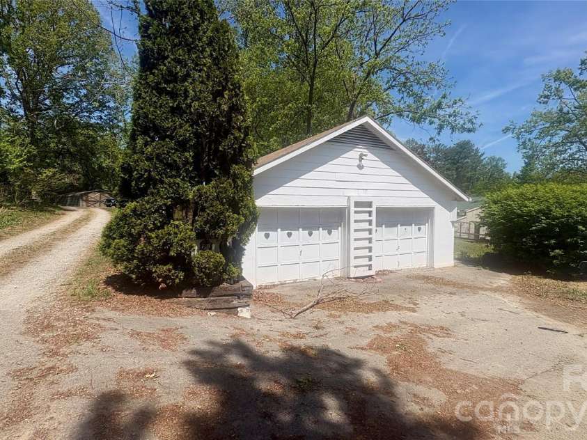 132 Haynes Street, Hendersonville, NC 28791.  MLS# CAR4389593, YatesRealty ID 27708. 