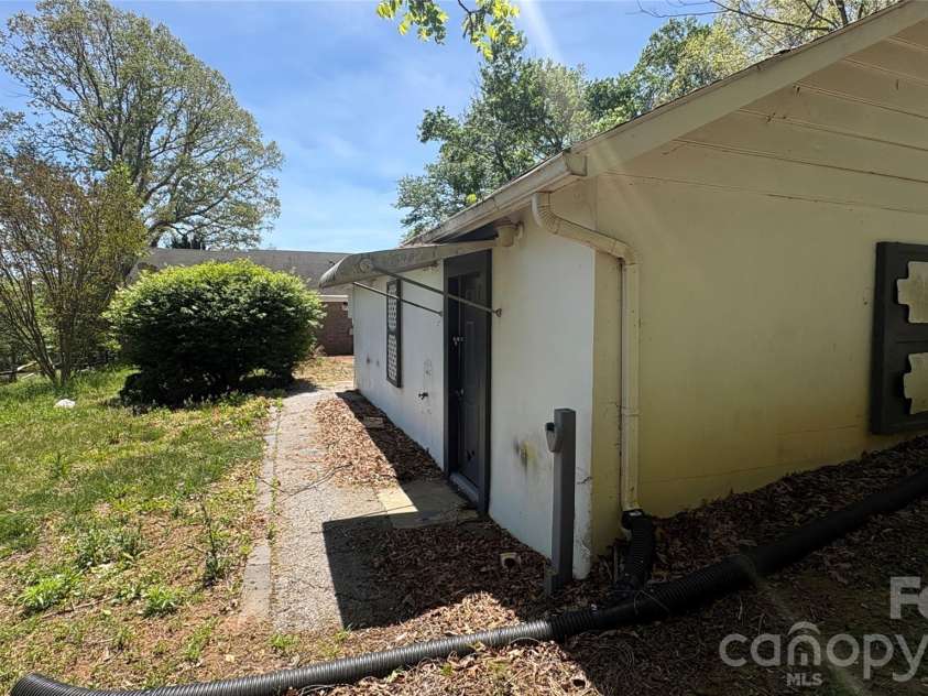 132 Haynes Street, Hendersonville, NC 28791.  MLS# CAR4389593, YatesRealty ID 27708. 