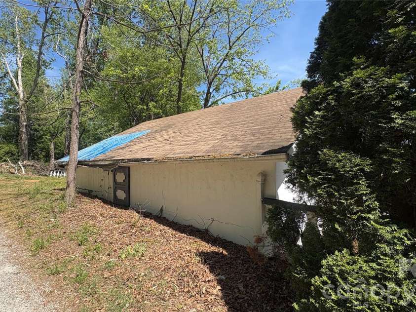 132 Haynes Street, Hendersonville, NC 28791.  MLS# CAR4389593, YatesRealty ID 27708. 