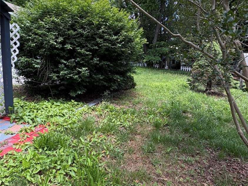 132 Haynes Street, Hendersonville, NC 28791.  MLS# CAR4389593, YatesRealty ID 27708. 