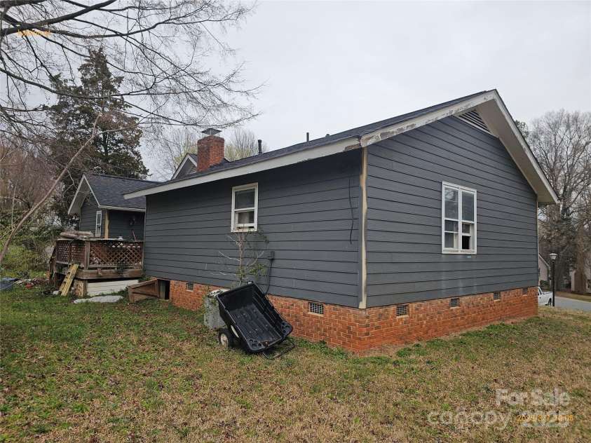 5815 Katrine Court, Charlotte, NC 28208.  MLS# CAR4232357, YatesRealty ID 2771. 