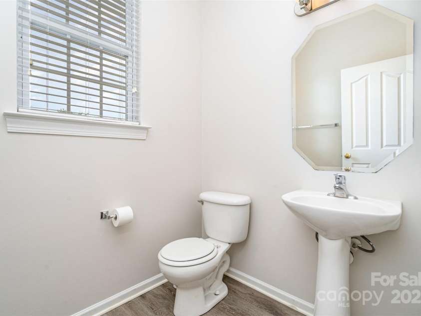 14911 Taggert Trail Drive, Charlotte, NC 28273.  MLS# CAR4270538, YatesRealty ID 27710. Downstairs powder room