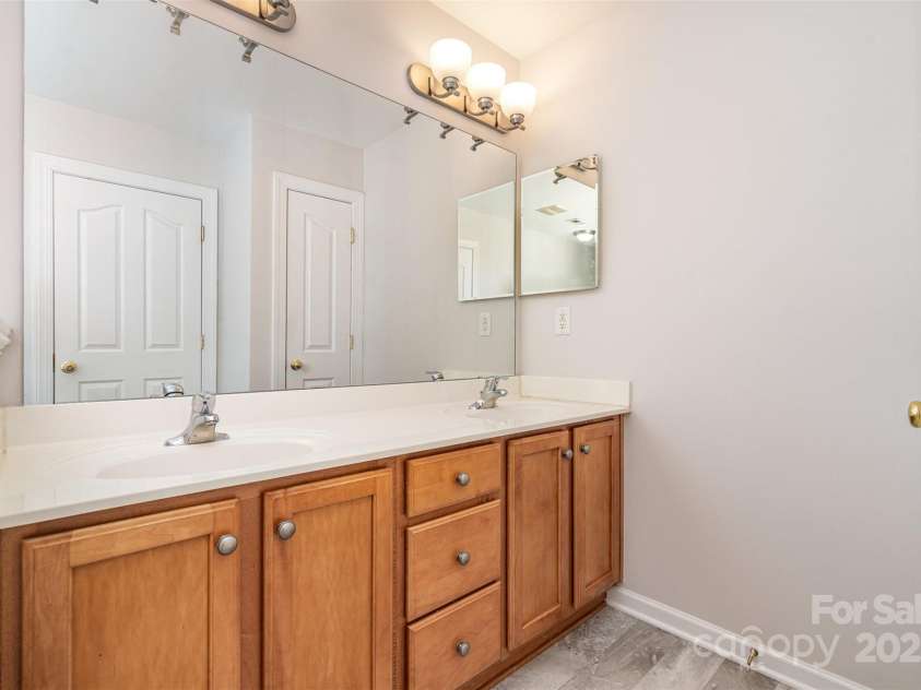 14911 Taggert Trail Drive, Charlotte, NC 28273.  MLS# CAR4270538, YatesRealty ID 27710. Primary bathroom