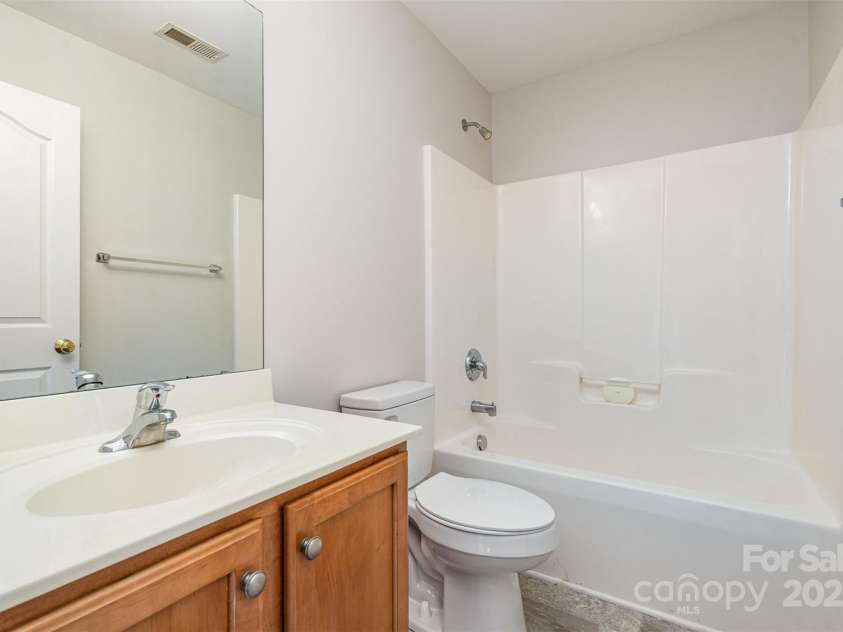 14911 Taggert Trail Drive, Charlotte, NC 28273.  MLS# CAR4270538, YatesRealty ID 27710. Upstairs hall bath
