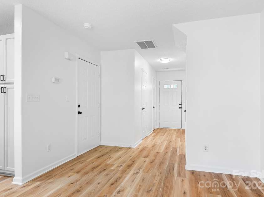 9911 Birch Knoll Court, Charlotte, NC 28213.  MLS# CAR4278633, YatesRealty ID 27712. Front Entry Hall