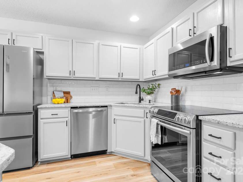 9911 Birch Knoll Court, Charlotte, NC 28213.  MLS# CAR4278633, YatesRealty ID 27712. Modern updated Kitchen with Granite countertops and beautiful backsplash.