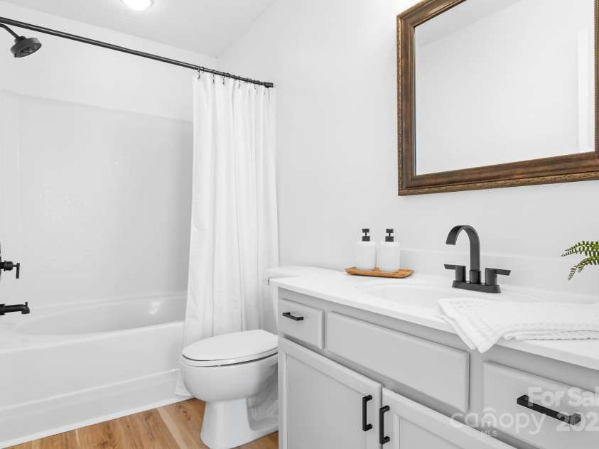 9911 Birch Knoll Court, Charlotte, NC 28213.  MLS# CAR4278633, YatesRealty ID 27712. Primary en-suite Bathroom