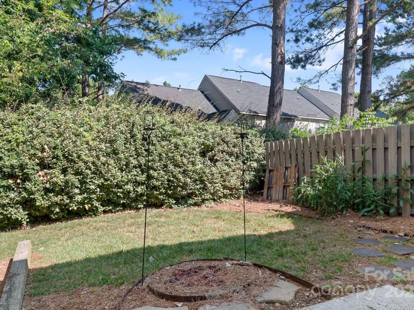 9911 Birch Knoll Court, Charlotte, NC 28213.  MLS# CAR4278633, YatesRealty ID 27712. Small Yard