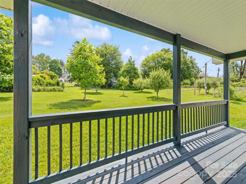 101 Meadowbrook Drive, Franklin, NC 28734.  MLS# CAR4273414, YatesRealty ID 27713. 