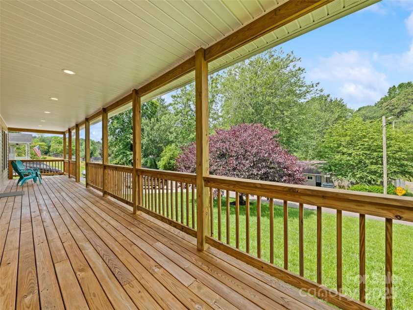 101 Meadowbrook Drive, Franklin, NC 28734.  MLS# CAR4273414, YatesRealty ID 27713. 