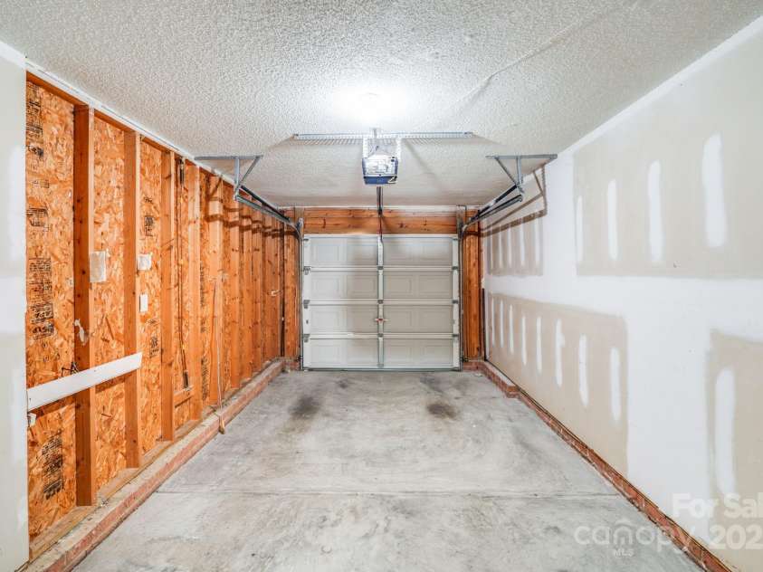 1703 Southwind Drive, Charlotte, NC 28216.  MLS# CAR4274839, YatesRealty ID 27714. 