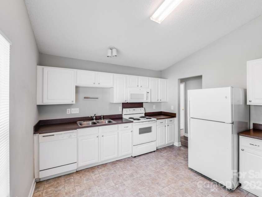 1703 Southwind Drive, Charlotte, NC 28216.  MLS# CAR4274839, YatesRealty ID 27714. 