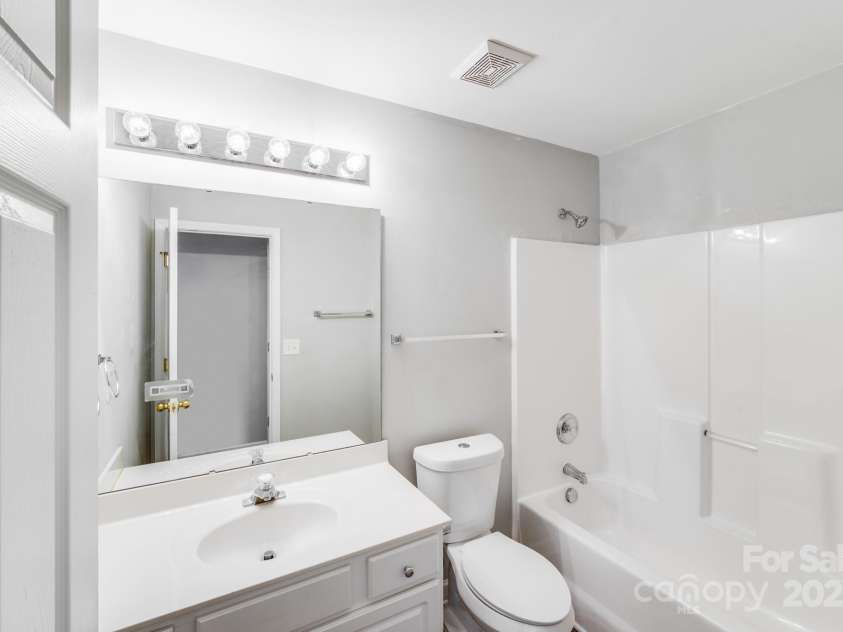 1703 Southwind Drive, Charlotte, NC 28216.  MLS# CAR4274839, YatesRealty ID 27714. 