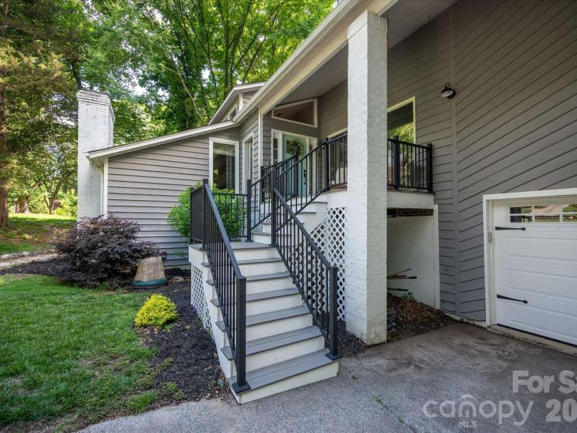 7611 Robin Crest Road, Charlotte, NC 28226.  MLS# CAR4389552, YatesRealty ID 27714. 