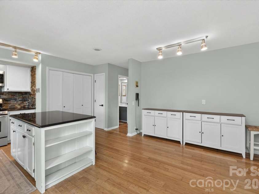 7611 Robin Crest Road, Charlotte, NC 28226.  MLS# CAR4389552, YatesRealty ID 27714. 