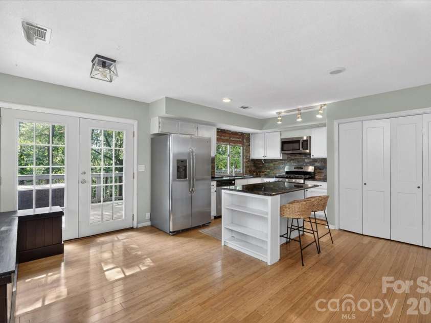 7611 Robin Crest Road, Charlotte, NC 28226.  MLS# CAR4389552, YatesRealty ID 27714. 