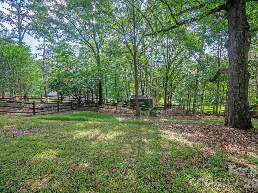 7611 Robin Crest Road, Charlotte, NC 28226.  MLS# CAR4389552, YatesRealty ID 27714. 