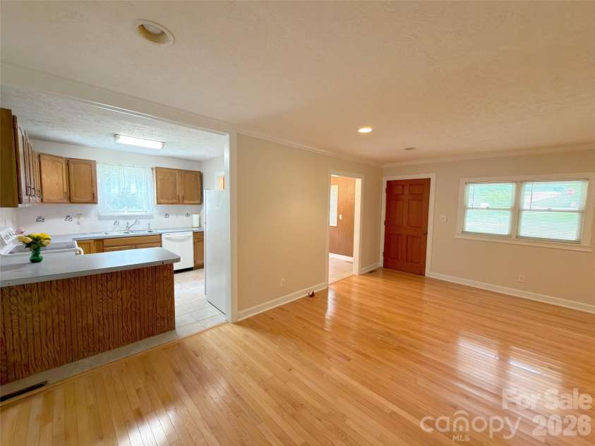 22 Mcminn Road, Hendersonville, NC 28792.  MLS# CAR4381562, YatesRealty ID 27715. Connected Kitchen/Dining