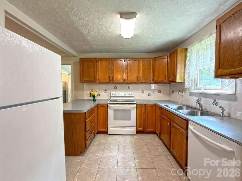 22 Mcminn Road, Hendersonville, NC 28792.  MLS# CAR4381562, YatesRealty ID 27715. Kitchen