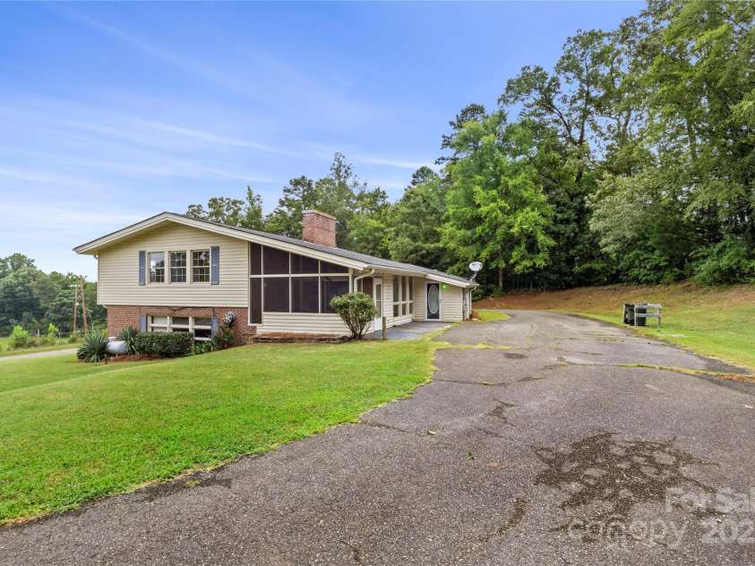 485 Summit Drive, Lockhart, SC 29364.  MLS# CAR4279744, YatesRealty ID 27717. 