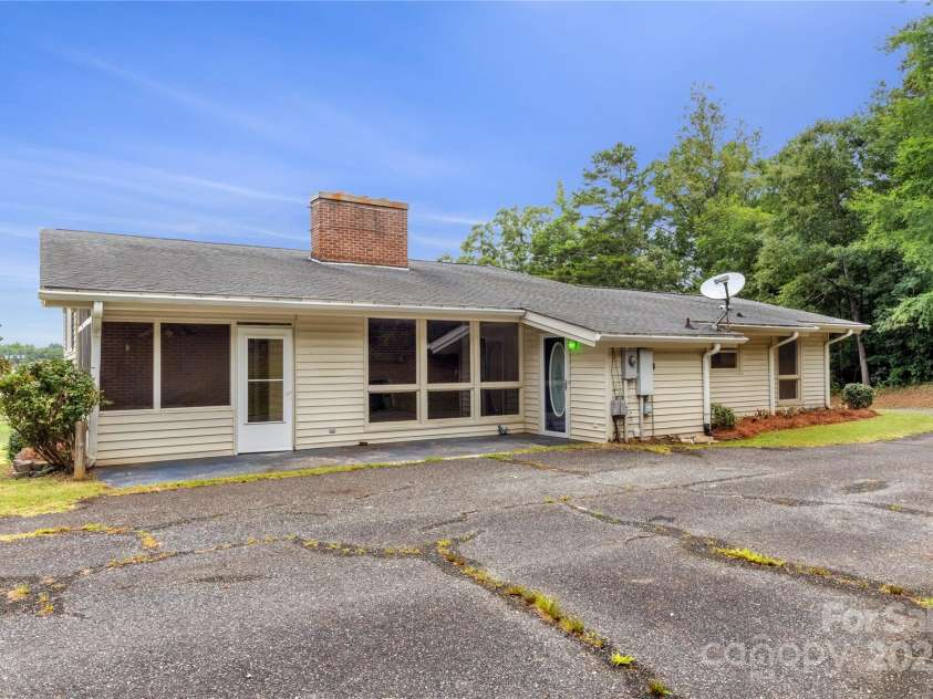 485 Summit Drive, Lockhart, SC 29364.  MLS# CAR4279744, YatesRealty ID 27717. 