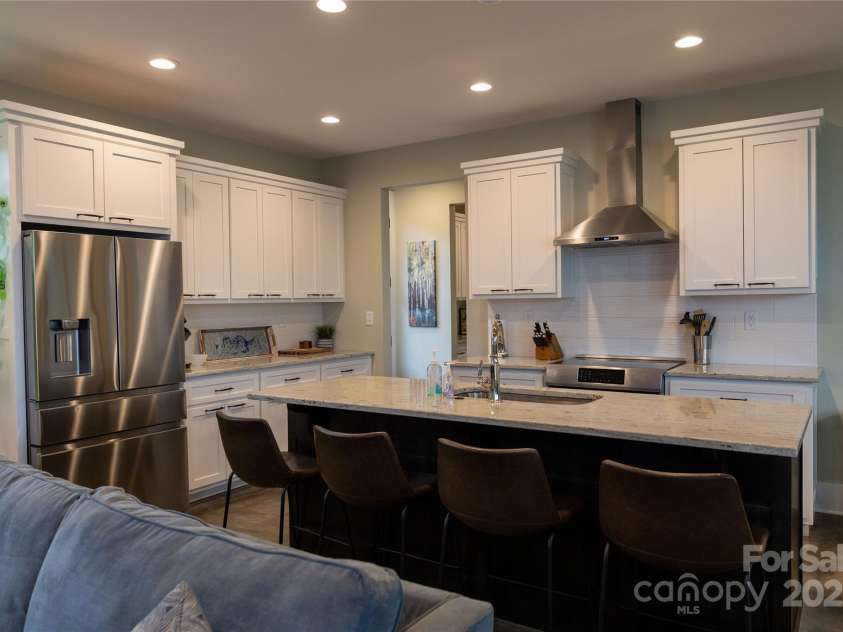 113 Angler Place, Mooresville, NC 28117.  MLS# CAR4217106, YatesRealty ID 2772. Bright and well flowing kitchen with large island to seat 4.