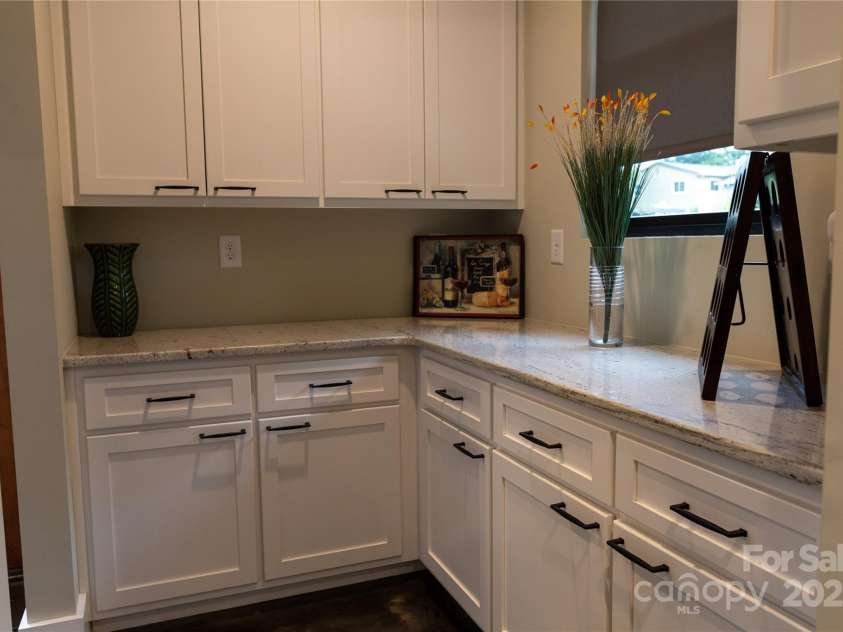113 Angler Place, Mooresville, NC 28117.  MLS# CAR4217106, YatesRealty ID 2772. Large side pantry offers tons of cabinetry space and more granite counters.